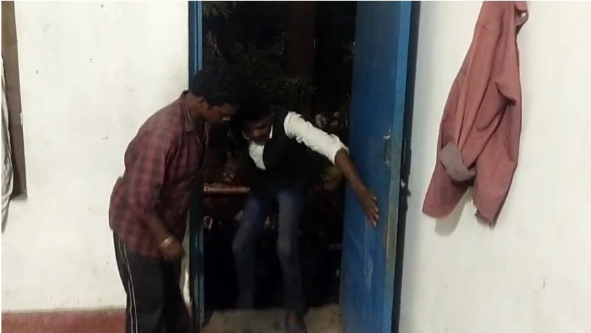 स्वास्थ्य केंद्र में शराबी डॉक्टर का वीडियो वायरल: जमीन पर पड़े दिखे डॉक्टर, ग्रामीणों ने उठाया : Video of drunk doctor at health centre goes viral in Jashpur 2 image 375