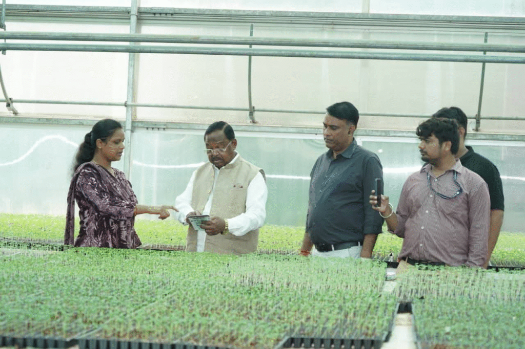 कृषि मंत्री श्री रामविचार नेताम ने सरगुजा जिले में विभागीय समीक्षा बैठक एवं कृषि संस्थानों का निरीक्षण किया : Agriculture Minister Shri Ramvichar Netam held departmental review meeting and inspection of agricultural institutions in Surguja 3 image 38