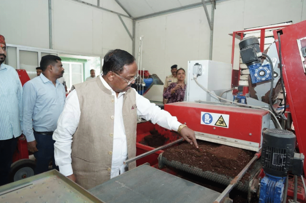 कृषि मंत्री श्री रामविचार नेताम ने सरगुजा जिले में विभागीय समीक्षा बैठक एवं कृषि संस्थानों का निरीक्षण किया : Agriculture Minister Shri Ramvichar Netam held departmental review meeting and inspection of agricultural institutions in Surguja 4 image 39