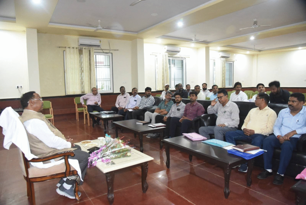 कृषि मंत्री श्री रामविचार नेताम ने सरगुजा जिले में विभागीय समीक्षा बैठक एवं कृषि संस्थानों का निरीक्षण किया : Agriculture Minister Shri Ramvichar Netam held departmental review meeting and inspection of agricultural institutions in Surguja 2 image 40