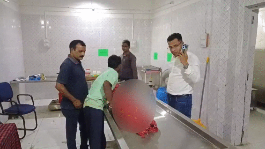 बलरामपुर छात्रावास में छात्र की झाड़ी काटते समय पास में खेल रहे छात्र के पैर की नस कटने से मौत : Cutting a Bush in Balrampur Hostel 2 image 7