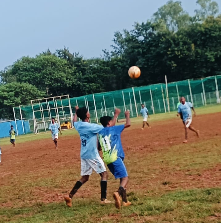 संभाग स्तरीय सरगुजा लीग कम नॉकआउट फुटबॉल प्रतियोगिता 2025 में गांधी स्टेडियम, अंबिकापुर में यूनाइटेड 11 और न्यू स्टार क्लब को मिली शानदार जीत, दर्शकों ने रोमांचक मुकाबलों का किया आनंद : Sarguja League and Knockout Football Tournament 2025 3 image 70