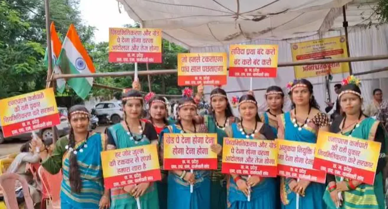 400 NHM कर्मचारी संघ का रायपुर जयस्तंभ चौक पर विरोध प्रदर्शन, सरकार को जगाने के लिए राउत-पंथी-सुआ नृत्य : performing Raut-Panthi-Sua folk dances to draw attention to their demands of NHM employees 2 image 73