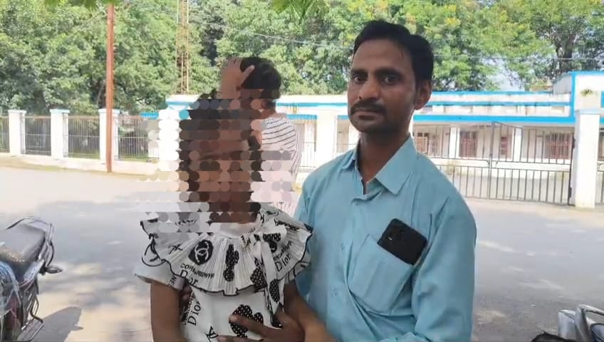 शिक्षिका की सख्त सजा से मासूम छात्रा की सेहत बिगड़ी, परिजनों ने शिकायत की : innocent student's health deteriorated due to harsh punishment by the teacher in Sitapur 2 image 79