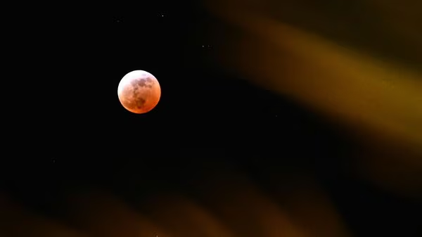 7-8 सितंबर को दिखेगा साल 2025 का ब्लड मून — पूर्ण चंद्र ग्रहण की अद्भुत रात : blood moon of 2025 will be visible on September 7-8 2 image 87