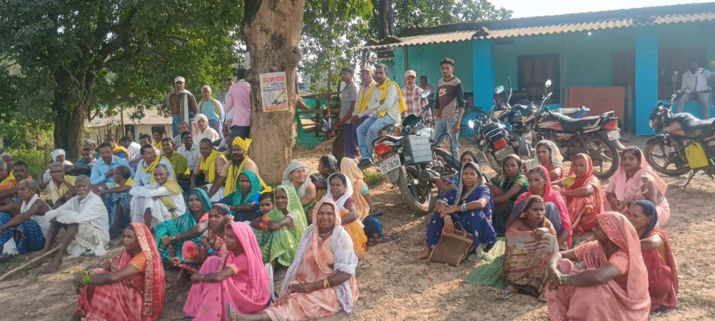 सरगुजा के सालही ग्राम में राजस्थान विद्युत निगम-आदानी कोल परियोजना का ग्रामीणों ने किया जोरदार विरोध प्रदर्शन : Villagers staged a strong protest against the Rajasthan Electricity Corporation-Adani coal project in Salhi village of Surguja 2 image 47