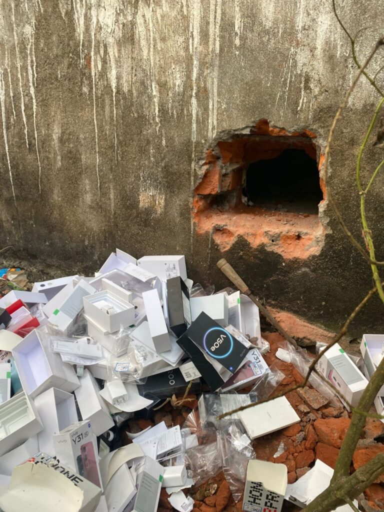 गोलू मोबाइल दुकान में बड़ी चोरी: दीवार तोड़कर 25 लाख के मोबाइल गायब, पुलिस जांच में जुटी : Major theft at Golu mobile shop Ambikapur 2 image 13