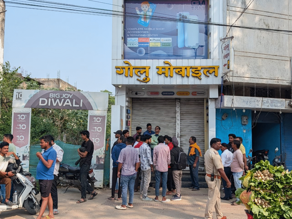 गोलू मोबाइल दुकान में बड़ी चोरी: दीवार तोड़कर 25 लाख के मोबाइल गायब, पुलिस जांच में जुटी : Major theft at Golu mobile shop Ambikapur 3 image 14