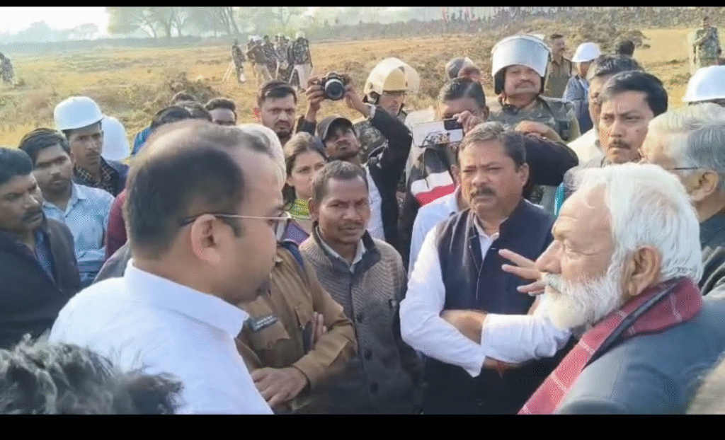 अमेरा कोल खदान विवाद : कांग्रेस जांच दल पहुंचा, टीएस सिंहदेव ने सरकार पर जनता दबाने का आरोप लगाया : Amera coal mine dispute 2 image 6