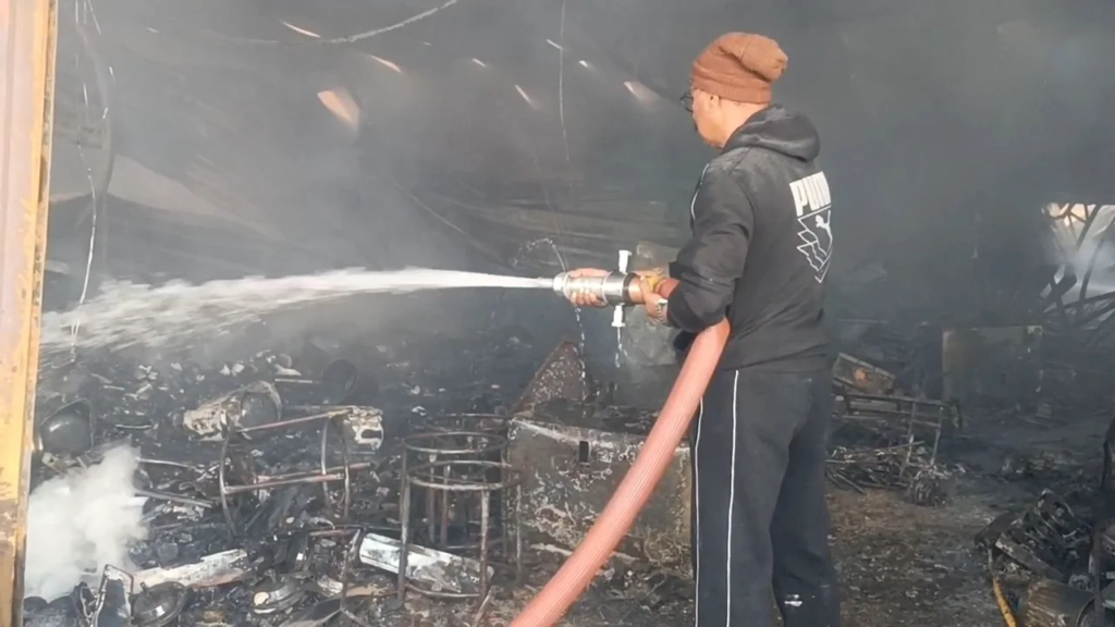 शहर के व्यावसायिक केंद्र अंबेडकर चौक में भयंकर आगजनी: करोड़ों का माल राख, 8 दुकानें चपेट में : massive fire broke out in Ambedkar Chowk 2 image 5