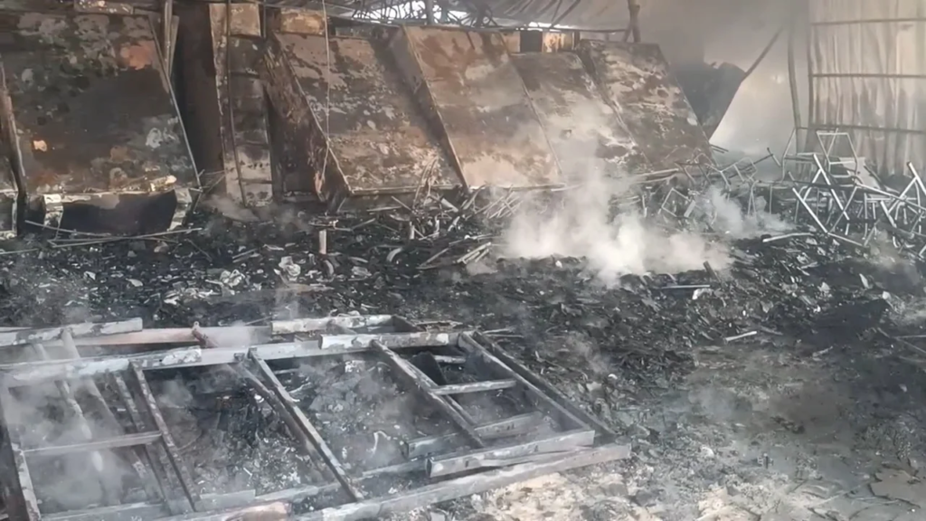 शहर के व्यावसायिक केंद्र अंबेडकर चौक में भयंकर आगजनी: करोड़ों का माल राख, 8 दुकानें चपेट में : massive fire broke out in Ambedkar Chowk 4 image 6