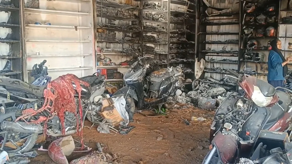 शहर के व्यावसायिक केंद्र अंबेडकर चौक में भयंकर आगजनी: करोड़ों का माल राख, 8 दुकानें चपेट में : massive fire broke out in Ambedkar Chowk 3 image 7