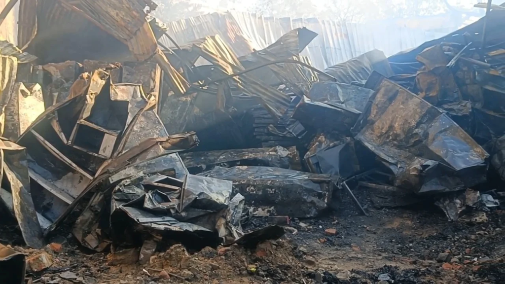 शहर के व्यावसायिक केंद्र अंबेडकर चौक में भयंकर आगजनी: करोड़ों का माल राख, 8 दुकानें चपेट में : massive fire broke out in Ambedkar Chowk 5 image 8