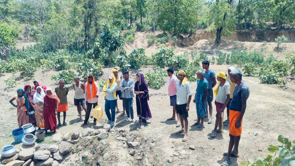 सूरजपुर में ढोडही और तालाब का दूषित पानी बना सहारा,,, भैयाथान के ग्रामीणों ने दी उग्र आंदोलन की चेतावनी : In Surajpur Contaminated Water from Ditches and Ponds Becomes the Only Resort 3 image 13