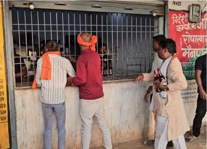 मैनपाट की शराब दुकान में हाई-वोल्टेज ड्रामा: ओवररेटिंग को लेकर युवकों का हंगामा, वीडियो हुआ वायरल : High-Voltage Drama at Mainpat Liquor Shop 2 image 8