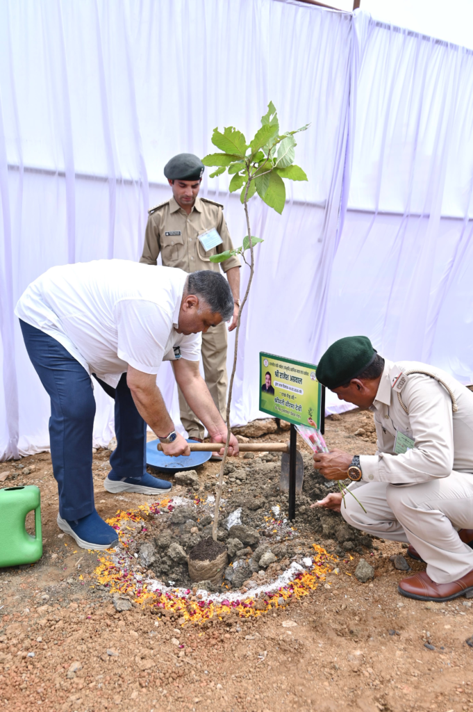"एक पेड़ माँ के नाम" अभियान के तहत मंत्री श्री राजेश अग्रवाल ने नवीन विधानसभा परिसर में लगाया पौधा : Minister Shri Rajesh Agrawal planted a sapling at the new Legislative Assembly complex under the Ek Ped Maa Ke Naam 3 image 15