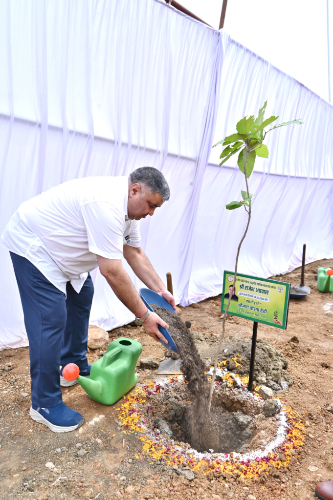 "एक पेड़ माँ के नाम" अभियान के तहत मंत्री श्री राजेश अग्रवाल ने नवीन विधानसभा परिसर में लगाया पौधा : Minister Shri Rajesh Agrawal planted a sapling at the new Legislative Assembly complex under the Ek Ped Maa Ke Naam 2 image 16