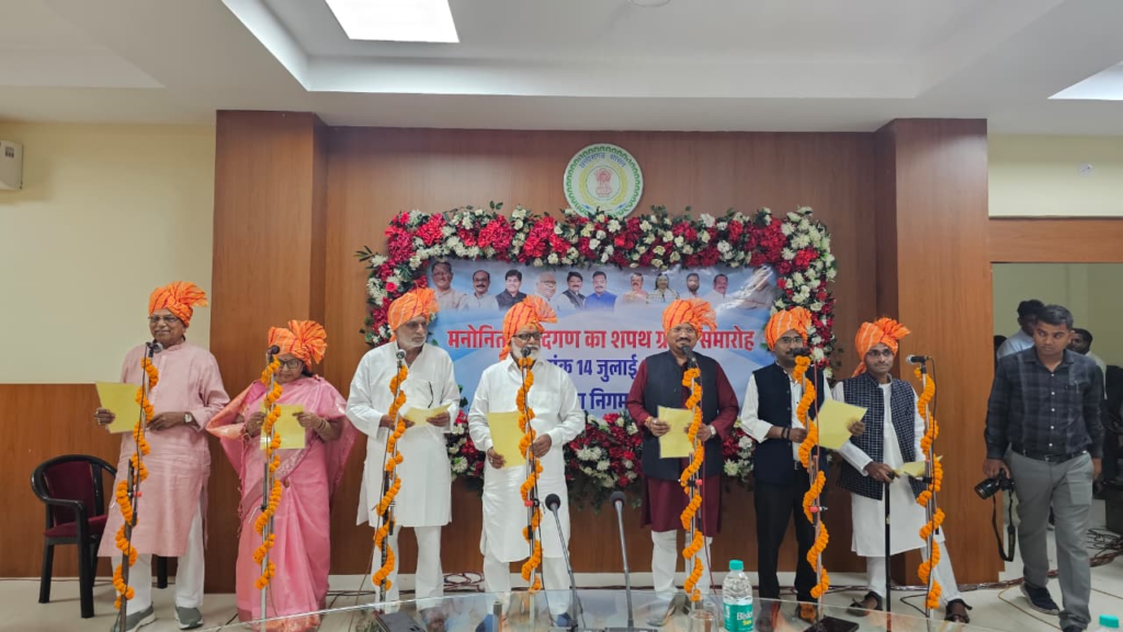 नगर निगम अंबिकापुर के मनोनीत पार्षदों का हुआ शपथ ग्रहण : Swearing in ceremony held for nominated councilors of Ambikapur Municipal Corporation 4 image 20